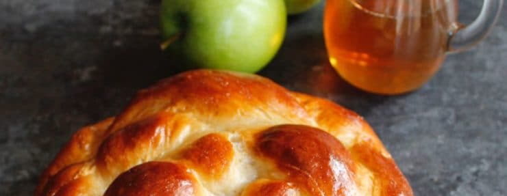 Round Challah with apple and honey