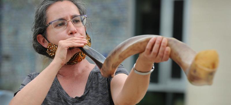 Fran blowing the shofar. Photo by Lloyd Wolf