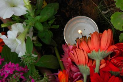 Yartzeit Candle with red flowers